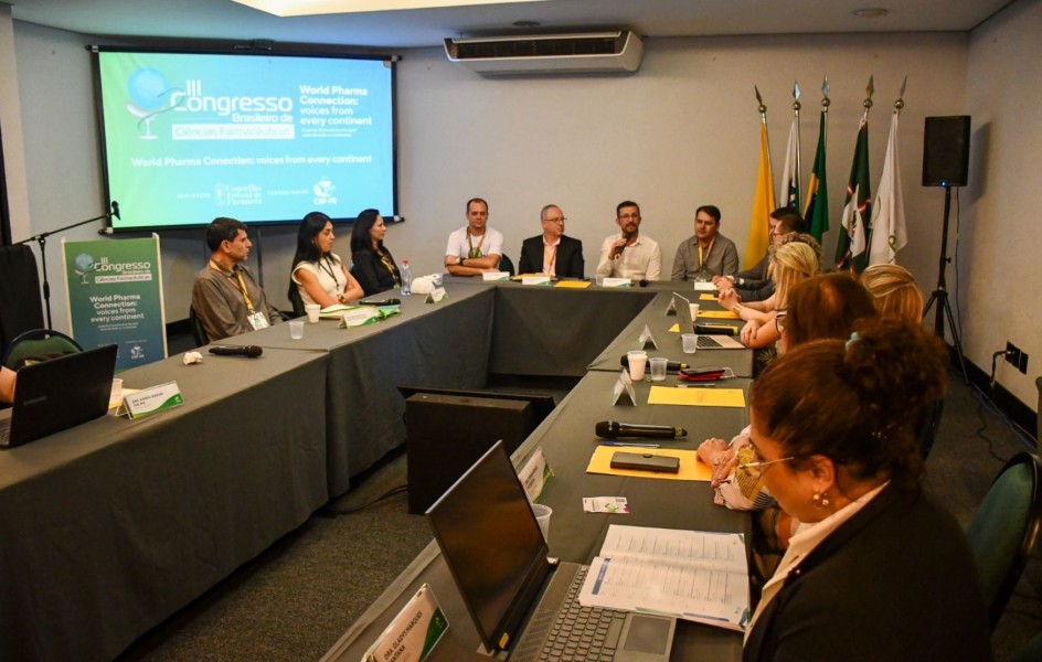 954-reuniao-plenaria-do-crf-pr-destaca-assinatura-de-acordo-de-cooperacao-com-o-cosems-pr-no-iii-congresso-brasileiro-de-ciencias-farmaceuticas